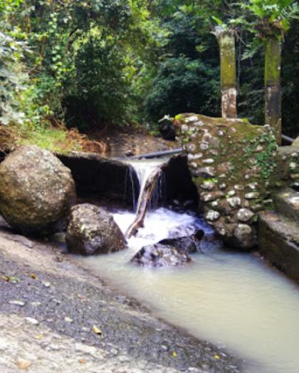 photo Menikmati Segarnya Air Di Grojogan Waterfall