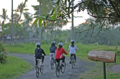 photo Bersepeda mengelilingi dan sambil menikmati sejuknya udara di  Desa  Nyambu