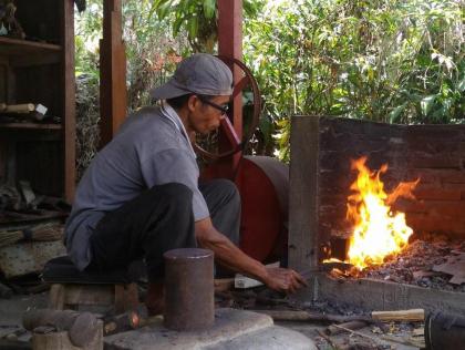 photo Atraksi Pembuatan Senjata Sehari-Hari di Desa Bongancina