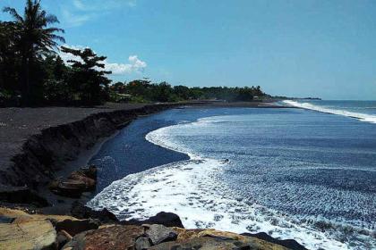 photo Menghayati Irama Deburan Ombak Di Pantai Tegal Besar.