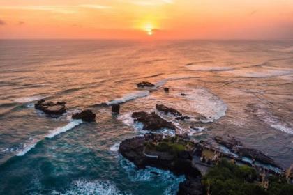 photo Keindahan Pantai Mengening Cemagi yang Alami dan Eksotis