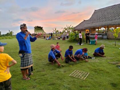 photo Ngulat Klangsah, Membuat Gebogan di Desa Wisata Kertalangu