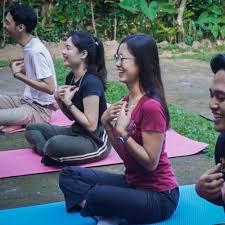 photo  Temukan Manfaat Kesehatan Yoga Tertawa Bersama Komunitas Sayan Happy Movement