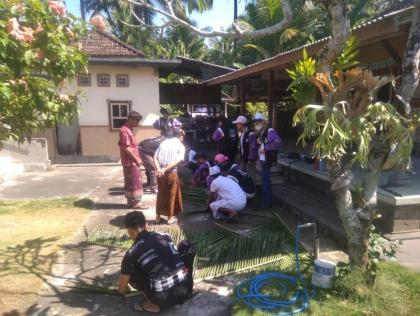 photo Wisata Membuat Anyaman dari Daun Kelapa atau Disebut Klangsah dalam Budaya Bali