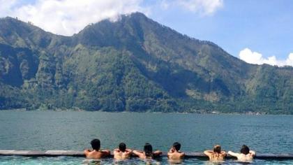 photo Berendam di Pemandian Air Hangat Toya Devasya Batur