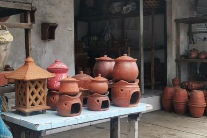 photo Mengintip Pembuatan Gerabah di Made Balinese Pottery Desa Kapal