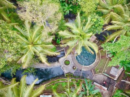 photo "Melukat" di Pemandian Suci Taman Beji Manik Segara Sobangan