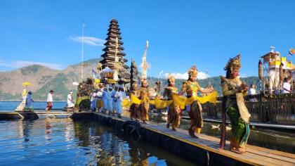 photo Mengapung di Tengah Danau, Ini Dia Pura Jati Segara Ulun Danu Batur!