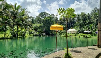 photo Ritual Penyucian Diri (Melukat) di Taman Mumbul