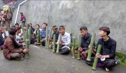 photo Nungdung : Ritual Menyambut Roh ala Desa Sukawana