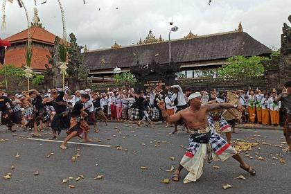 photo Menyaksikan Serunya Perang Tipat di Desa Kapal!